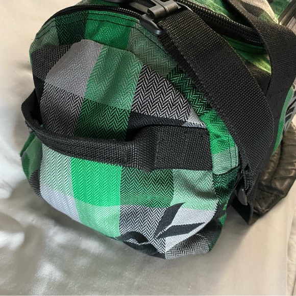 Dakine Medium Duffle Bag Green Plaid Side Pockets Versatile Backpack Travel - Picture 9 of 14